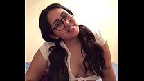 Latina gordita masturbándose en traje de colegiala