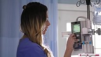 L'infermiera trans leccata e analizzata dal paziente