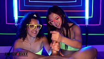 Amateur Boxxx - Lulu Chu et Ella Cruz donnent une branlette à Neon