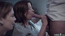 MILF revive experiências sexuais anteriores com funcionários do hospital