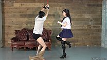 Écolière japonaise cosplay ballbusting