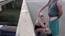 Amico di succhiamento biondo sposato sul ponte stradale