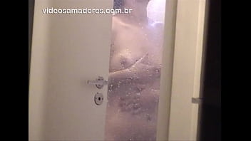 Mädchen duscht bei offener Tür und wird nackt gefilmt