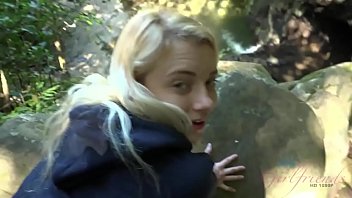 Teen bionda viene scopata e succhia il cazzo in una foresta (Riley Star)