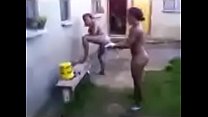 Estudantes da Escola de Saúde da Nigéria tomam banho ao ar livre