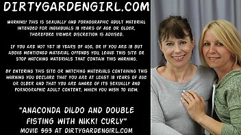 Никки Кёрли (она же Синди Роуз) двойной фистинг с Dirtygardengirl - два больших пролапса в анусе