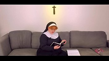 Воскресная школа, особенная: пухлая монахиня трахает распятие - коротко