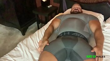Dios musculoso con polla grande Jay Muscle se flexiona, se masturba y se corre una carga enorme y gruesa
