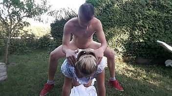 Deutsche Milf Mama Sandy 41 Sexo ao ar livre no jardim