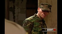兵士たちは角質になり、軍のトイレでセックスゲームをします