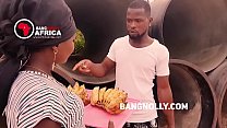 Uma senhora que vende banana foi fodida por um comprador - enquanto o ensinava a comer a banana