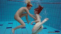 Due lesbiche calde in piscina