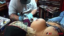 Shyla Stylez se fait tatouer en jouant avec ses seins