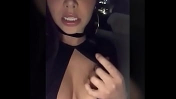 Paola Jara chanteuse. Se masturber en voiture