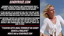Sindy Rose Baise avec un terroriste anal sur des dunes sablonneuses et le prolapsus