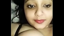 Una donna indiana arrapata succhia le tette