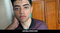 Latino garçon suce sa première bite