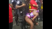 Combattimento nero di Popozuda sull'ufficiale di polizia nell'evento della via