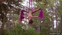 Kim Nadara, una ginnasta sexy e flessibile