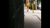 CANDID super sexy Blondine in einem sexy gelben Kleid die Straße entlang