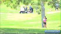 Sexy jovencita morena amateur Mya se desnuda por completo y corre en el campo de golf en público