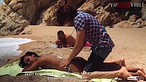 VIP SEX VAULT - Wie man sich einem Mädchen am Strand nähert und sie fickt (Noe Milk & Antonio Ross)