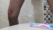 歯磨き粉と間違えられるように、ルーミーにミルク歯ブラシを入れます