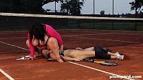 Экстремальная толстушка платит сидению на лице ее учителю по теннису