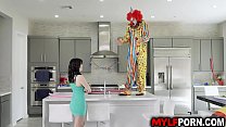 La calda MILF Alana Cruise assume un clown per il suo compleanno e si sorprende quando il clown cornea le regala un fantastico sesso di compleanno.
