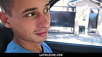LatinLeche - Süßer Junge lutscht Kameramanns Schwanz in einem Auto für etwas Geld