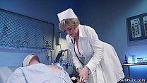 Enfermera milf tetona domina a paciente masculino