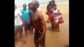 リベリアのひびの入った頭はビーチでフェラチオをします