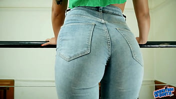 Самая удивительная задница тинки в обтягивающих джинсах и стрингах. МОЙ БОГ!