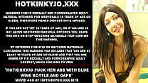 Hotkinkyjo se folla el culo con una botella de vino azul y se abre la boca
