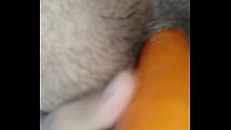 Mette una carota pensando che sia un grosso cazzo