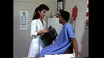 Shemale Krankenschwester zieht ihren Bademantel aus und reitet den schwarzen Schwanz eines Patienten
