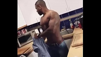 Un homme noir se masturbe dans la cuisine