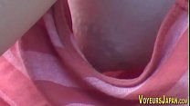 Peito de bebê asiático espiado por voyeur
