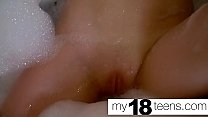 MY18TEENS - крошка мастурбирует в ванне и испытывает оргазм крупным планом