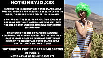 Hotkinkyjo фистит ее задницу возле кактуса на публике
