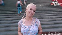 Une fille allemande normale a un rendez-vous à l'aveugle EroCom Date avec des seins suspendus et est remorquée et baisée