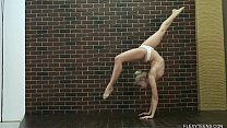 Nena adolescente caliente hace gimnasia desnuda Dora Tornaszkova