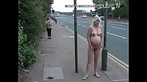 Anne nuda in pubblico incinta