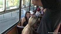 Блондинка получает камшот на лицо в общественном автобусе
