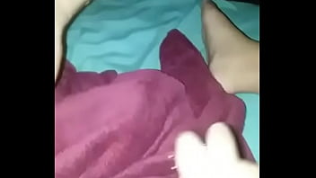 Chica cachonda masturbándose con un cepillo para su amiga (Parte 1)