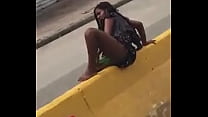 Vénézuélienne avec un désir de pyjama se masturbe au milieu de la route.