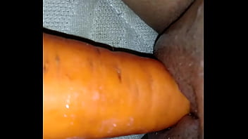 Coquine se masturber avec carotte.