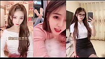 Очень симпатичная азиатская студентка любит чувакам ее сочную киску перед вебкамерой
