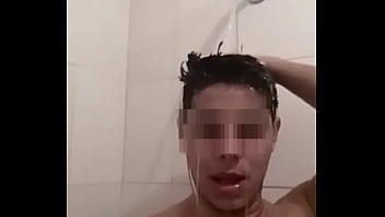Мой друг принимает душ и записывает себя