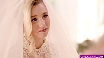 Die wunderschöne junge Braut Carolina Sweets hat lesbischen Sex mit ihrer Oma Julia Ann!